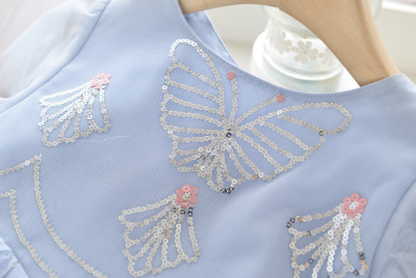 Moderna dječja haljina s kratkim rukavima i vezom