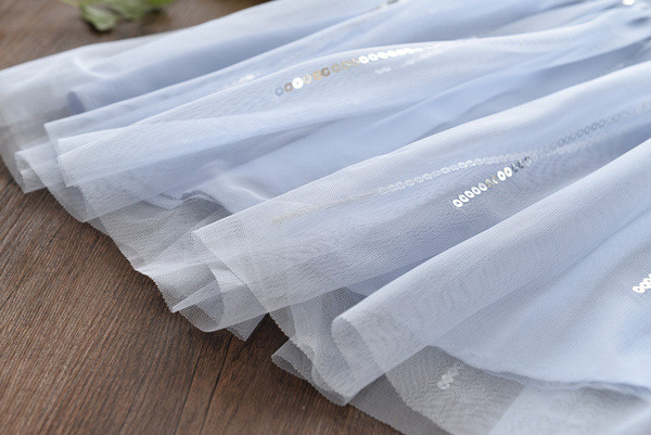 Moderna dječja haljina s kratkim rukavima i vezom