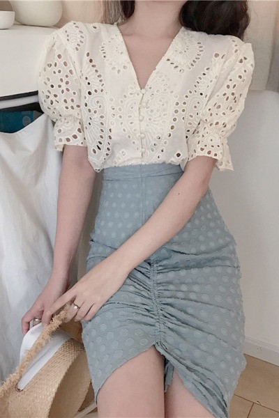 Modernūs moteriški marškiniai su V formos iškirpte ir siuvinėjimais