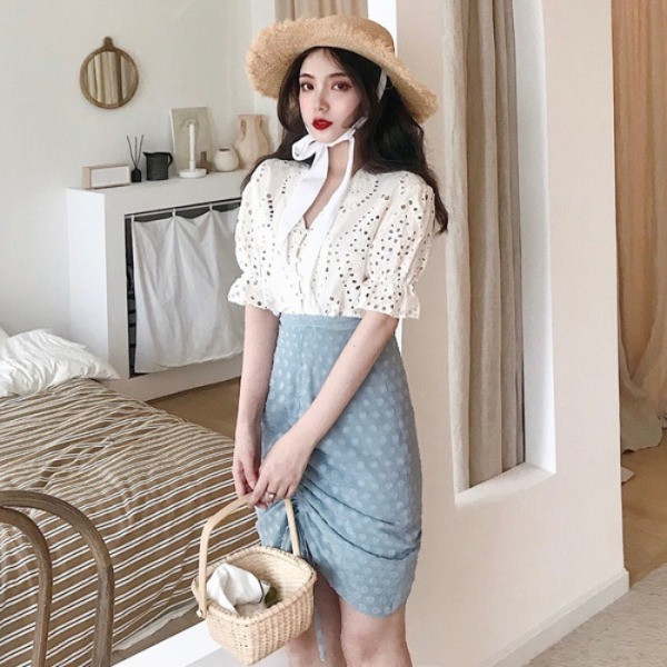 Modernūs moteriški marškiniai su V formos iškirpte ir siuvinėjimais