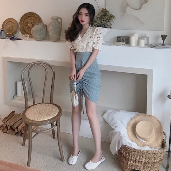 Modernūs moteriški marškiniai su V formos iškirpte ir siuvinėjimais