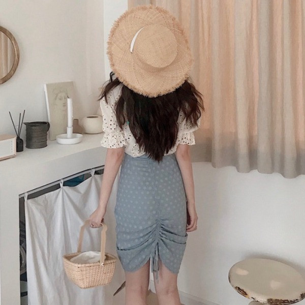 Modernūs moteriški marškiniai su V formos iškirpte ir siuvinėjimais