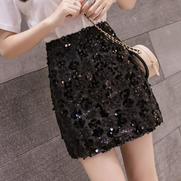 Moteriškas laisvalaikio trumpas sijonas aukštu juosmeniu ir blizgučiais