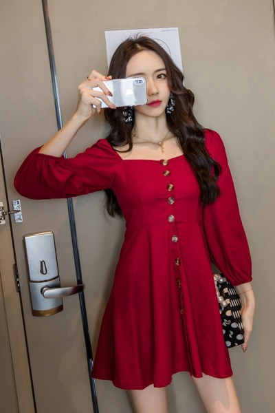 Kandilise dekoltee ja nööpidega naiste kleidi väljalõikega mudel