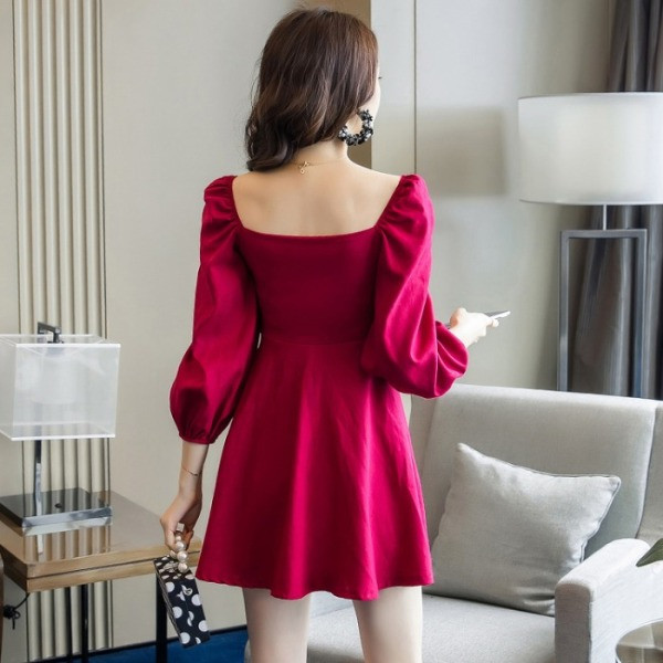 Kandilise dekoltee ja nööpidega naiste kleidi väljalõikega mudel