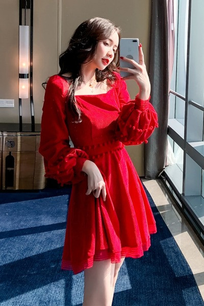 Modern női ruha szögletes nyakkivágással és széles ujjakkal