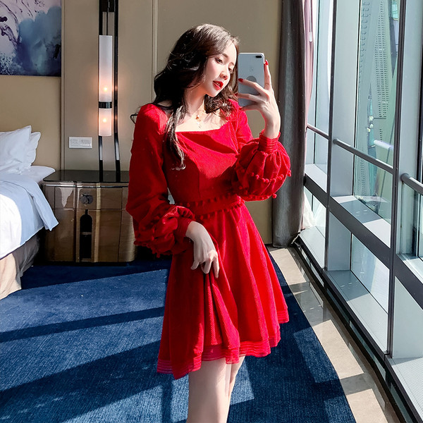 Modern női ruha szögletes nyakkivágással és széles ujjakkal