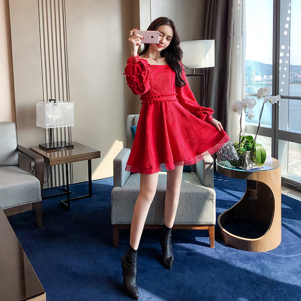 Modern női ruha szögletes nyakkivágással és széles ujjakkal