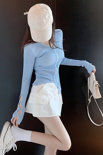 Kék női blúz gombokkal és spitz nyakkivágással