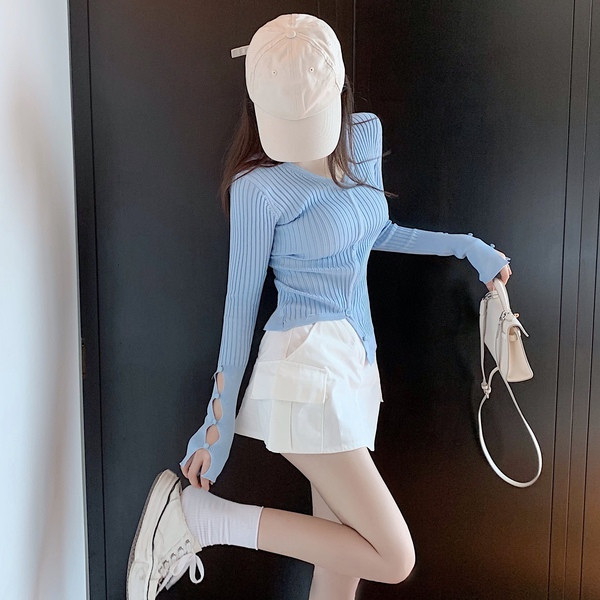 Kék női blúz gombokkal és spitz nyakkivágással