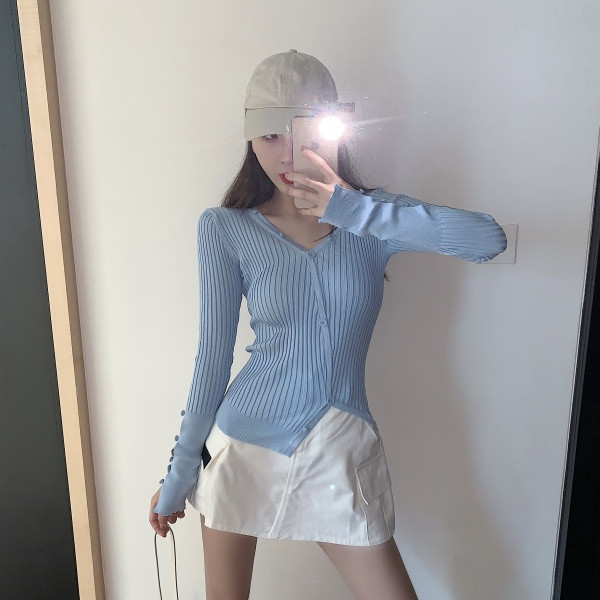 Kék női blúz gombokkal és spitz nyakkivágással