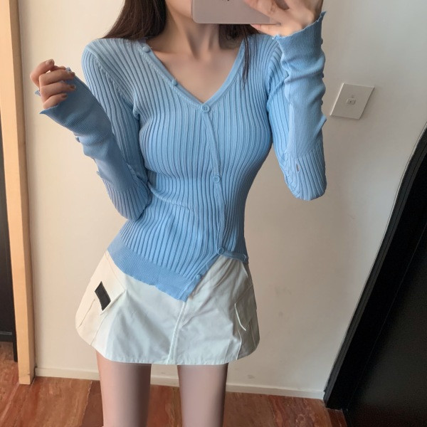 Kék női blúz gombokkal és spitz nyakkivágással