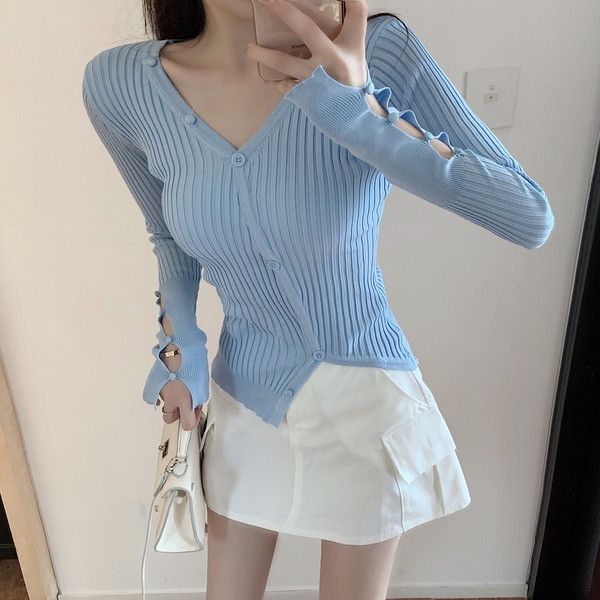 Kék női blúz gombokkal és spitz nyakkivágással