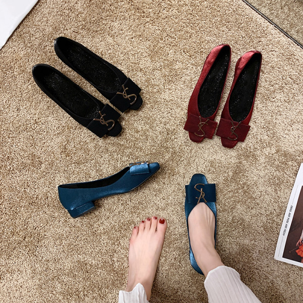 Modernas sieviešu samta kurpes ar metāla elementu