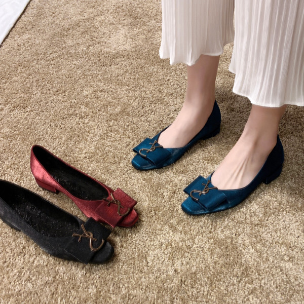 Modernas sieviešu samta kurpes ar metāla elementu