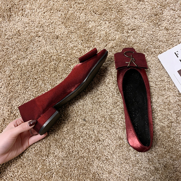 Modernas sieviešu samta kurpes ar metāla elementu