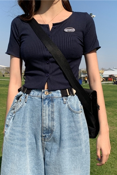 Pripijena ženska bluza s kratkim rukavima, gumbima i vezom