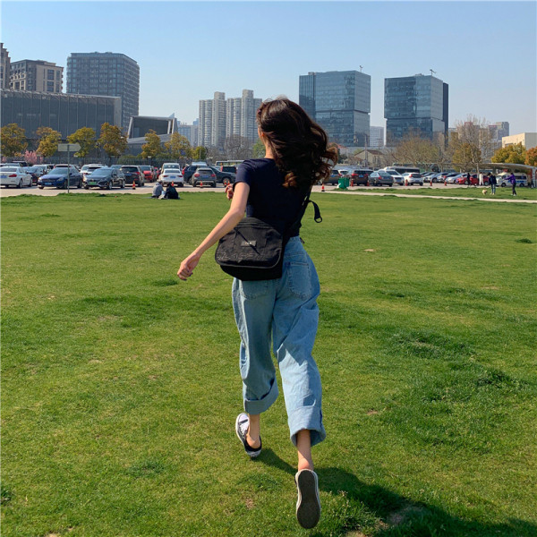 Pripijena ženska bluza s kratkim rukavima, gumbima i vezom