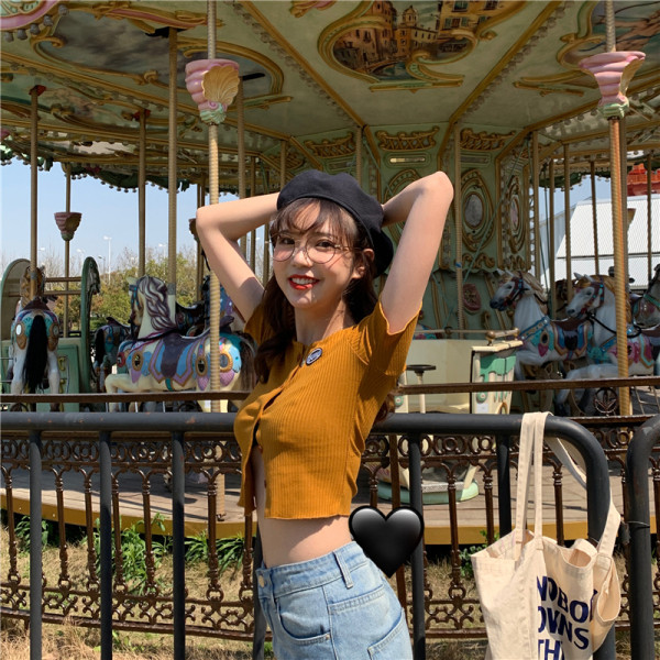 Pripijena ženska bluza s kratkim rukavima, gumbima i vezom