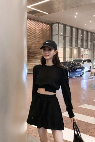 Női szett, amely tartalmaz egy aszimmetrikus, hosszú ujjú blúzt és egy magas derékú szoknyát