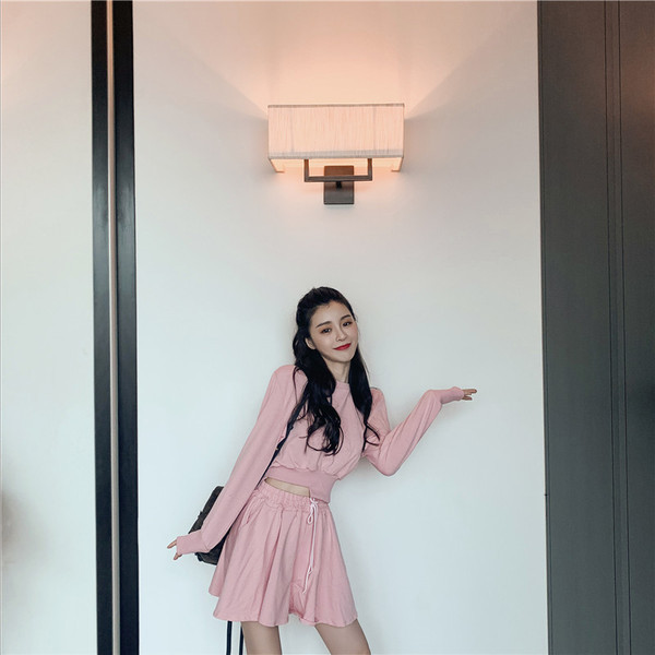 Női szett, amely tartalmaz egy aszimmetrikus, hosszú ujjú blúzt és egy magas derékú szoknyát