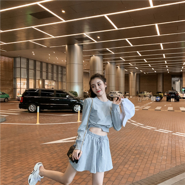 Női szett, amely tartalmaz egy aszimmetrikus, hosszú ujjú blúzt és egy magas derékú szoknyát