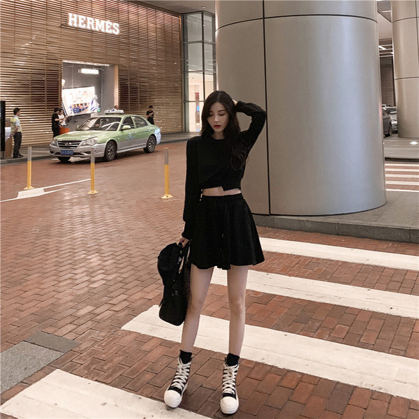 Női szett, amely tartalmaz egy aszimmetrikus, hosszú ujjú blúzt és egy magas derékú szoknyát