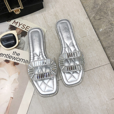 Šiuolaikinės moteriškos šlepetės plokščiu padu ir silikoniniu dirželiu