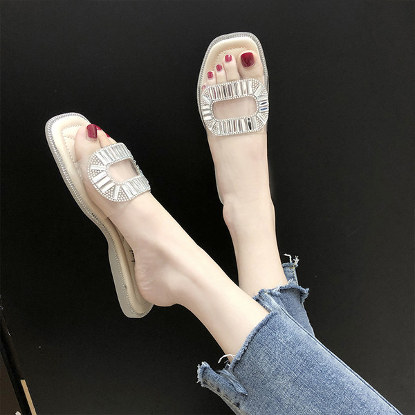 Šiuolaikinės moteriškos šlepetės plokščiu padu ir silikoniniu dirželiu