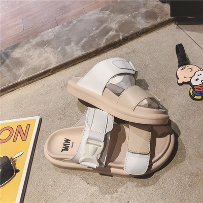 Moteriškos odinės laisvalaikio šlepetės su lipduku