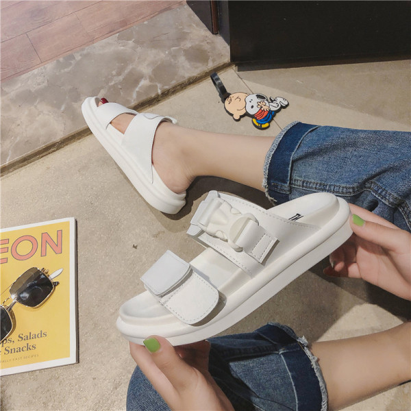 Moteriškos odinės laisvalaikio šlepetės su lipduku