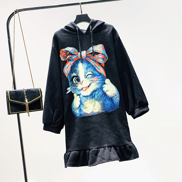 Alkalmi női ruha mintával és kapucnival fekete színben