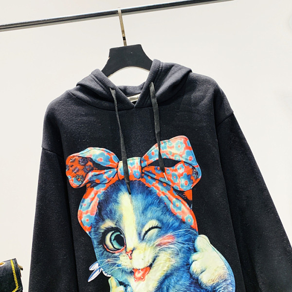 Alkalmi női ruha mintával és kapucnival fekete színben