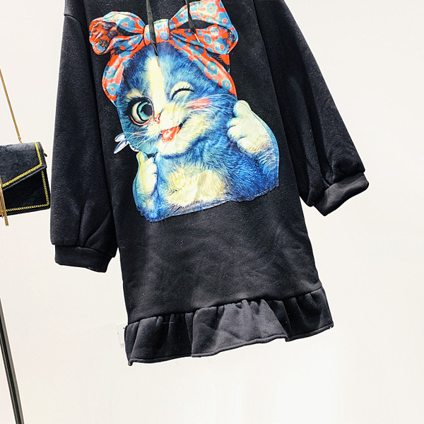 Alkalmi női ruha mintával és kapucnival fekete színben