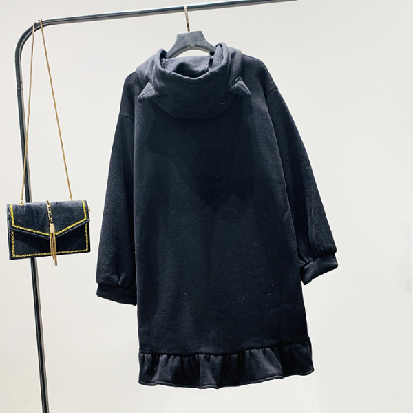 Alkalmi női ruha mintával és kapucnival fekete színben