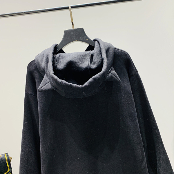 Alkalmi női ruha mintával és kapucnival fekete színben