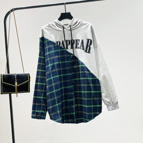 Laisva moteriška palaidinė su užrašu ir gobtuvu