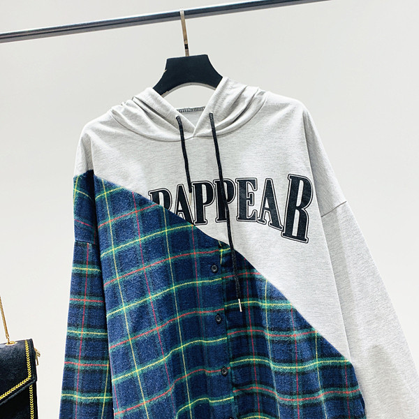 Laisva moteriška palaidinė su užrašu ir gobtuvu