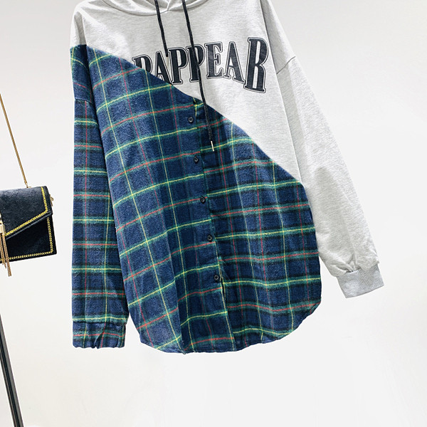 Laisva moteriška palaidinė su užrašu ir gobtuvu