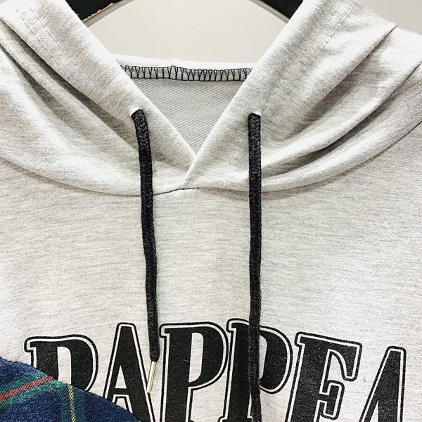 Laisva moteriška palaidinė su užrašu ir gobtuvu