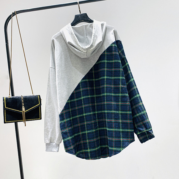 Laisva moteriška palaidinė su užrašu ir gobtuvu