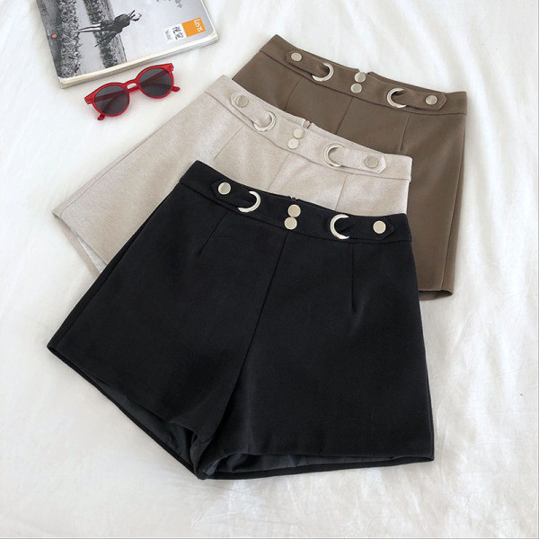 Stílusos női rövidnadrág magas derékkal és fém elemekkel