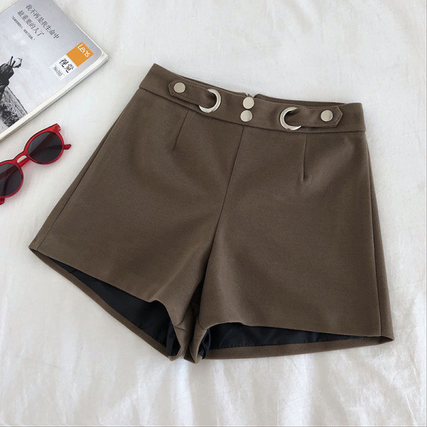 Stílusos női rövidnadrág magas derékkal és fém elemekkel