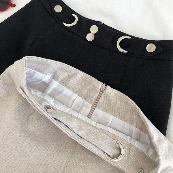 Stílusos női rövidnadrág magas derékkal és fém elemekkel