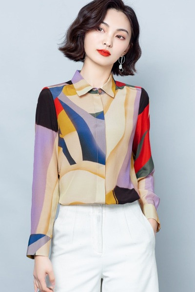 Spalvingi moteriški marškiniai su klasikine apykakle ir ilgomis rankovėmis