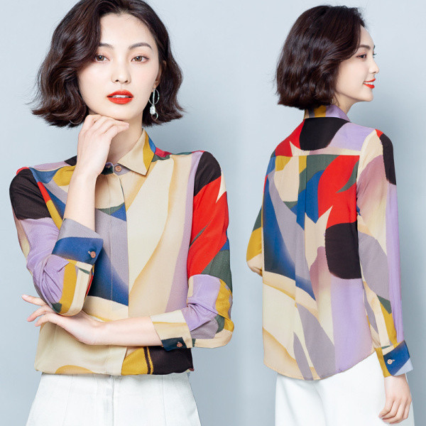 Spalvingi moteriški marškiniai su klasikine apykakle ir ilgomis rankovėmis