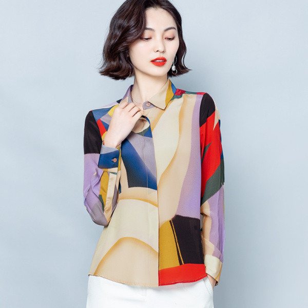 Spalvingi moteriški marškiniai su klasikine apykakle ir ilgomis rankovėmis