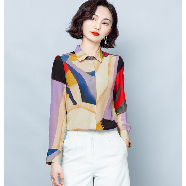 Spalvingi moteriški marškiniai su klasikine apykakle ir ilgomis rankovėmis