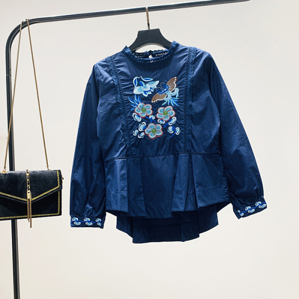 Moodne naiste särk madala kraega ja sinise tikandiga