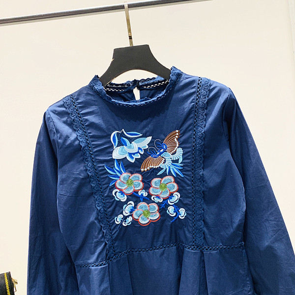 Moodne naiste särk madala kraega ja sinise tikandiga